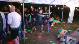 Festivalcamping vol met tenten in het weiland