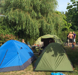 Tenten op de camping tussen de bomen