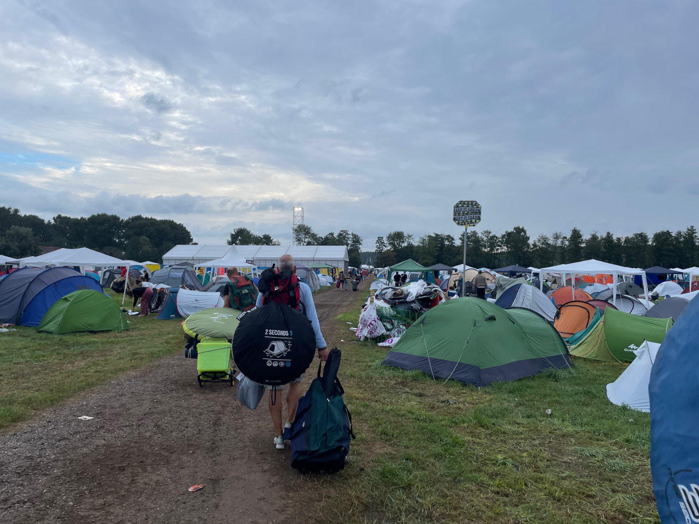 Festivalcamping vol met tenten in het weiland