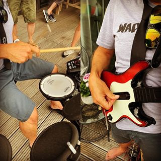 Drummen en gitaar spelen op het podium